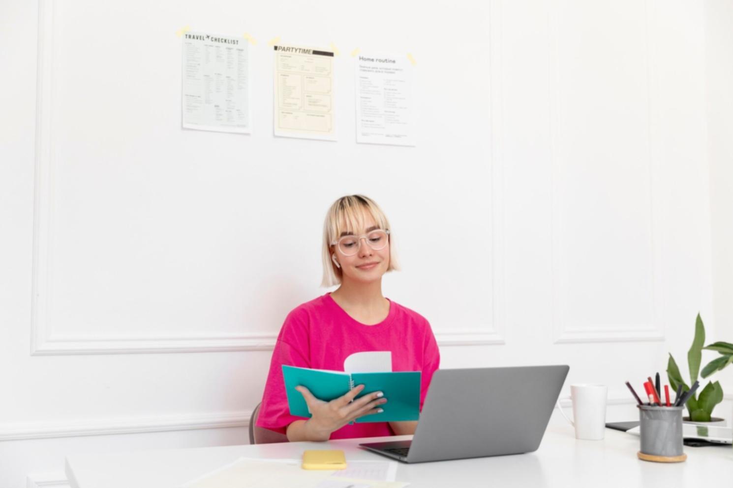 Équipe lyrenthavora travaillant sur les protocoles de sécurité bancaire dans les bureaux de Bordeaux