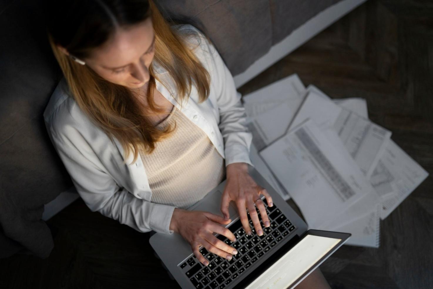 Session de formation en sécurité bancaire avec formateurs et participants travaillant sur des cas pratiques